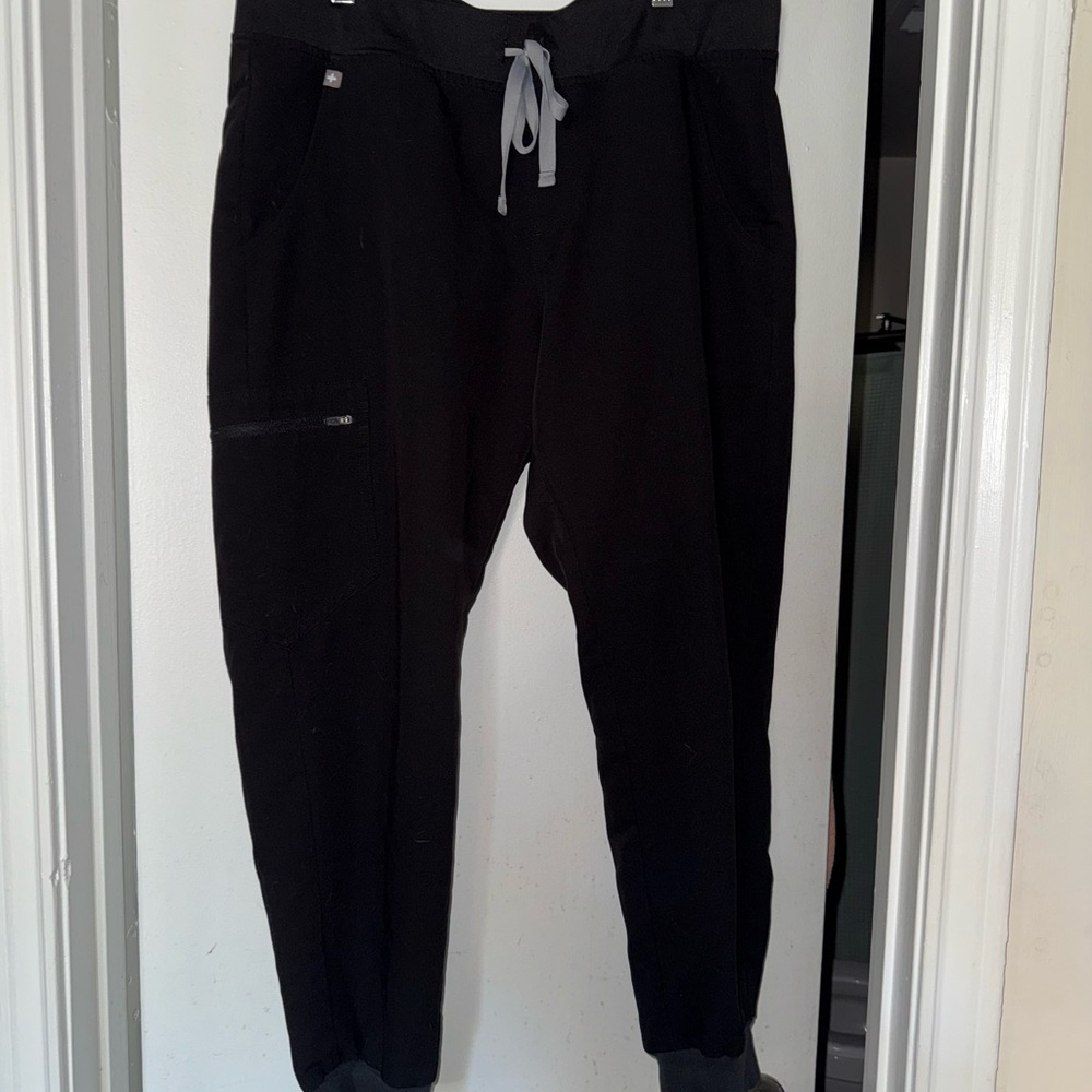 Figs: Women’s Black scrub joggers